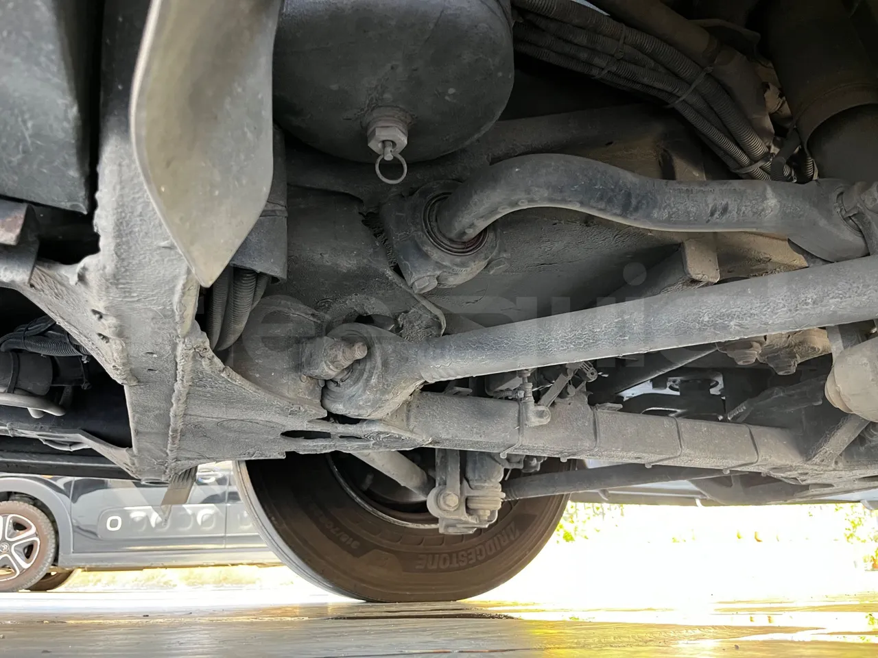 Neoplan Skyliner - front axle right side