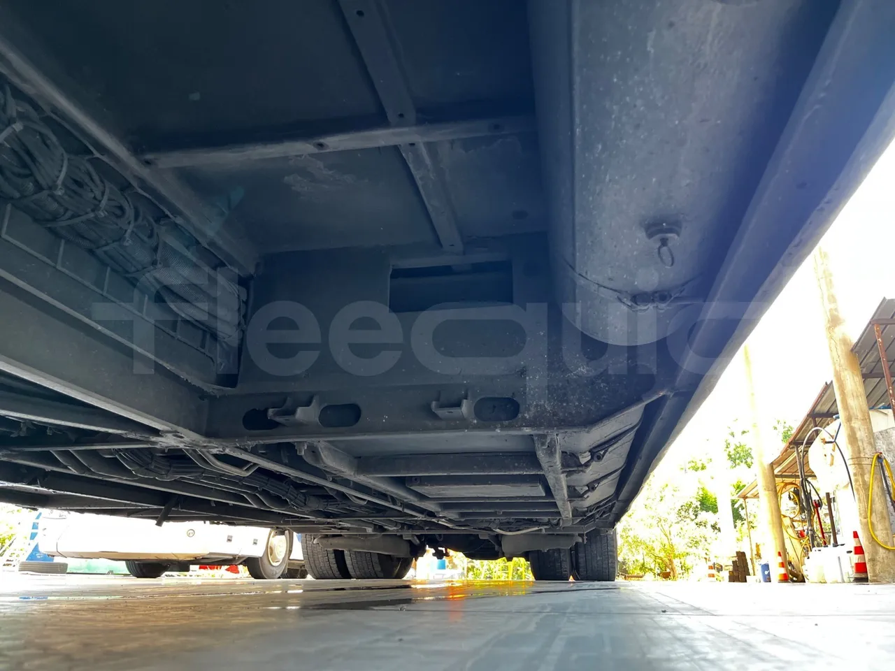 Neoplan Skyliner - central undercarriage photo