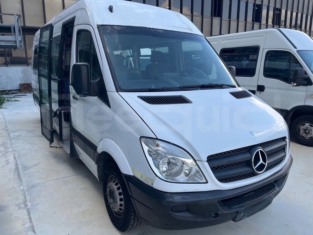 Mercedes-Benz Sprinter 519CDI -EUR5-140kW -7.345m Abitur - 3/4 right front doors open