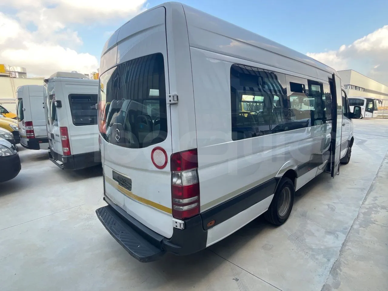 Mercedes-Benz Sprinter 519CDI -EUR5-140kW -7.345m Abitur - 3/4 right rear doors open