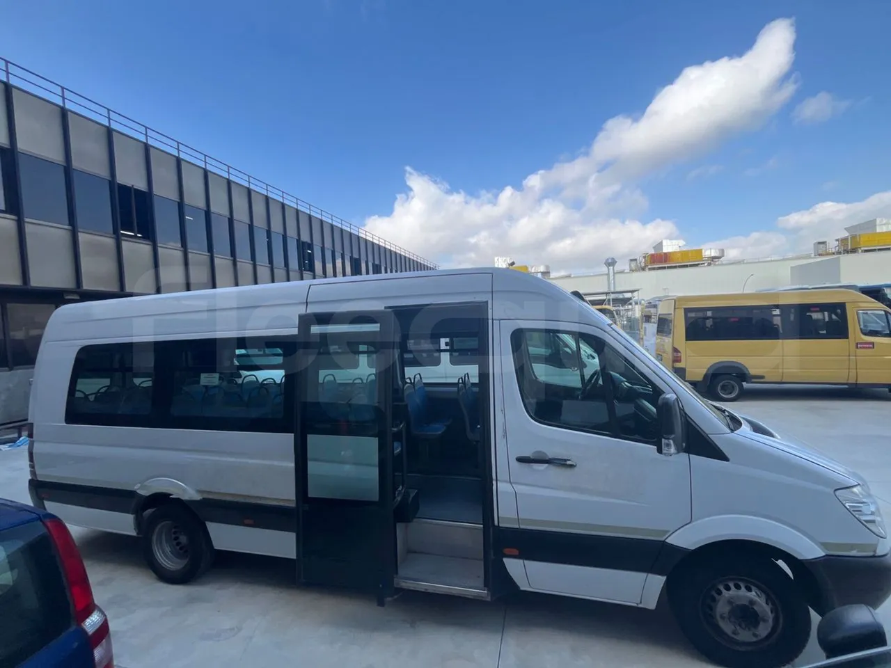 Mercedes-Benz Sprinter 519CDI -EUR5-140kW -7.345m Abitur - right side doors open