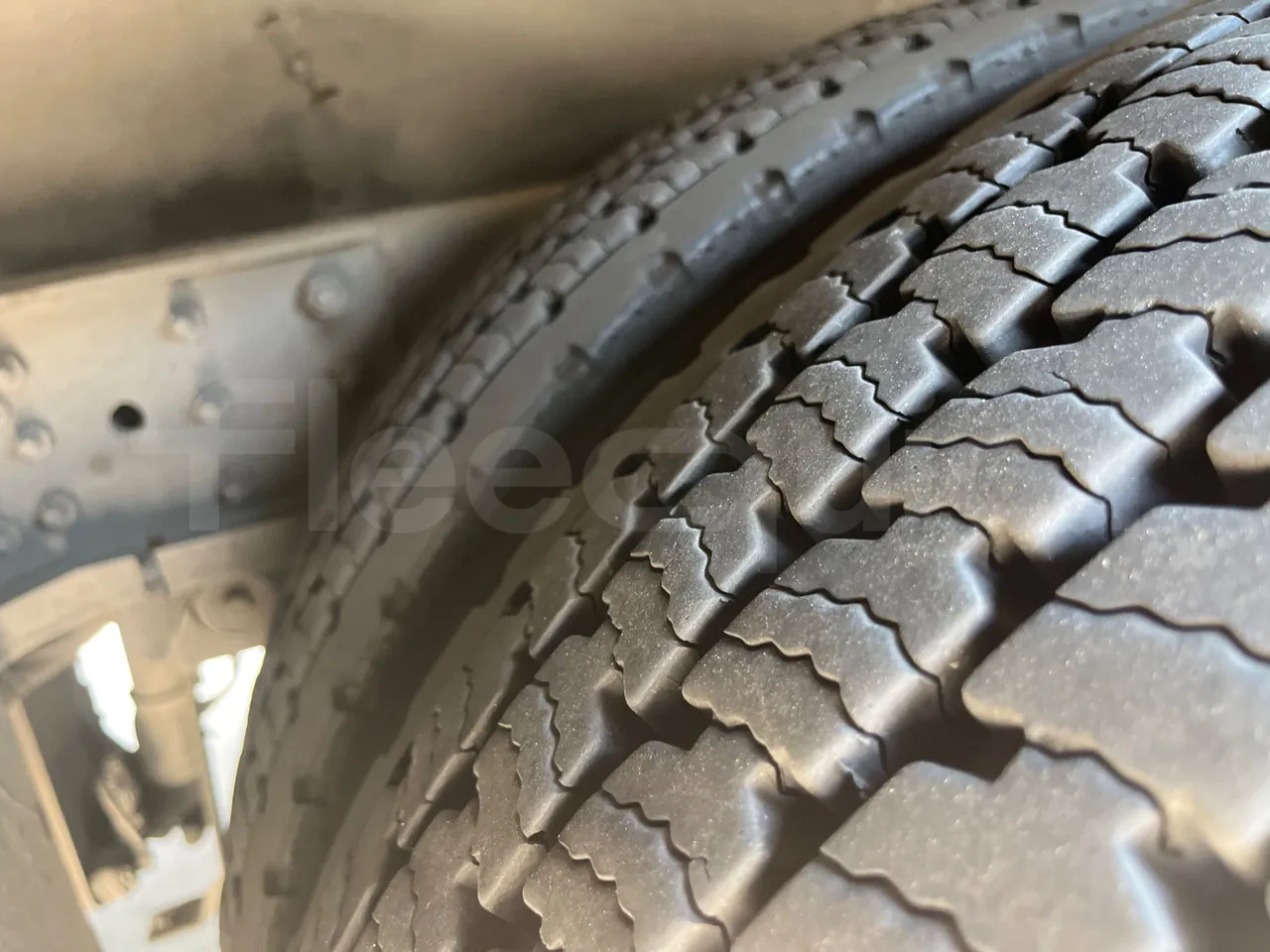 Irizar Scania - tread condition third axle tires left