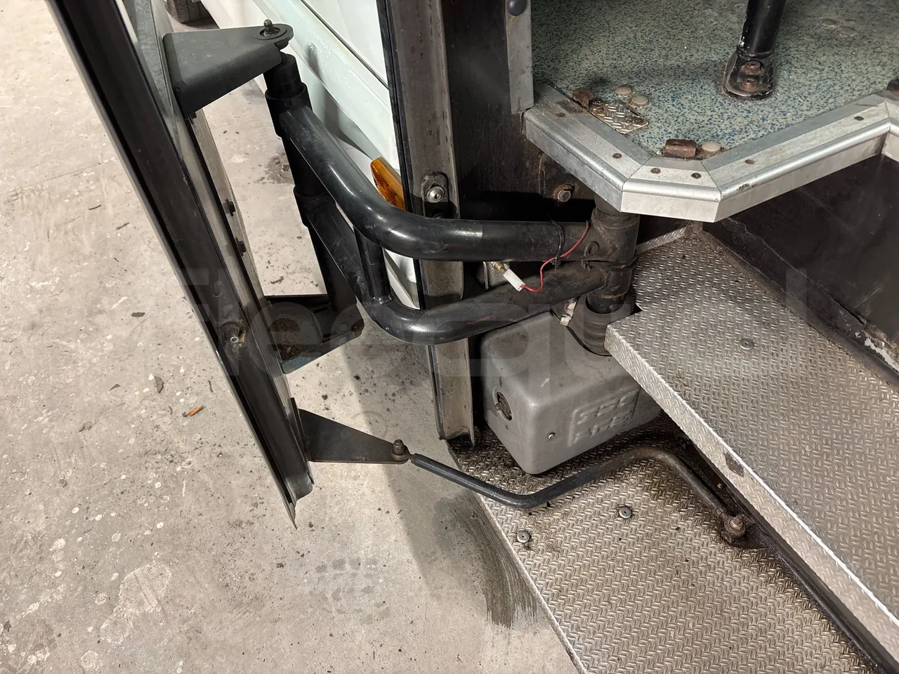 Iveco Daily A40C17 - Euro5 - 125kW - 6mt - door mechanism photo