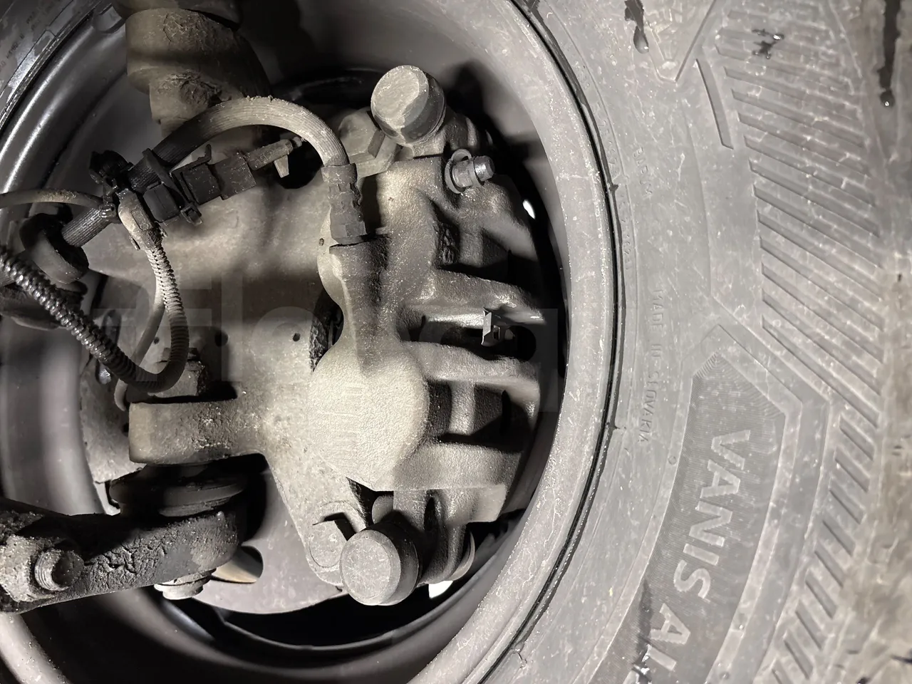 Iveco Daily A40C17 - Euro5 - 125kW - 6mt - front brake calipers left