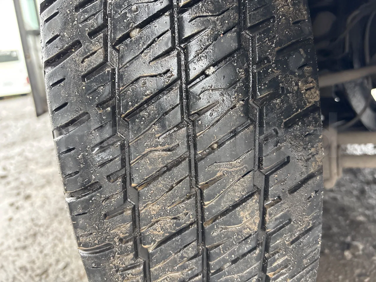 Iveco Daily A40C17 - Euro5 - 125kW - 6mt - tread condition front tires right