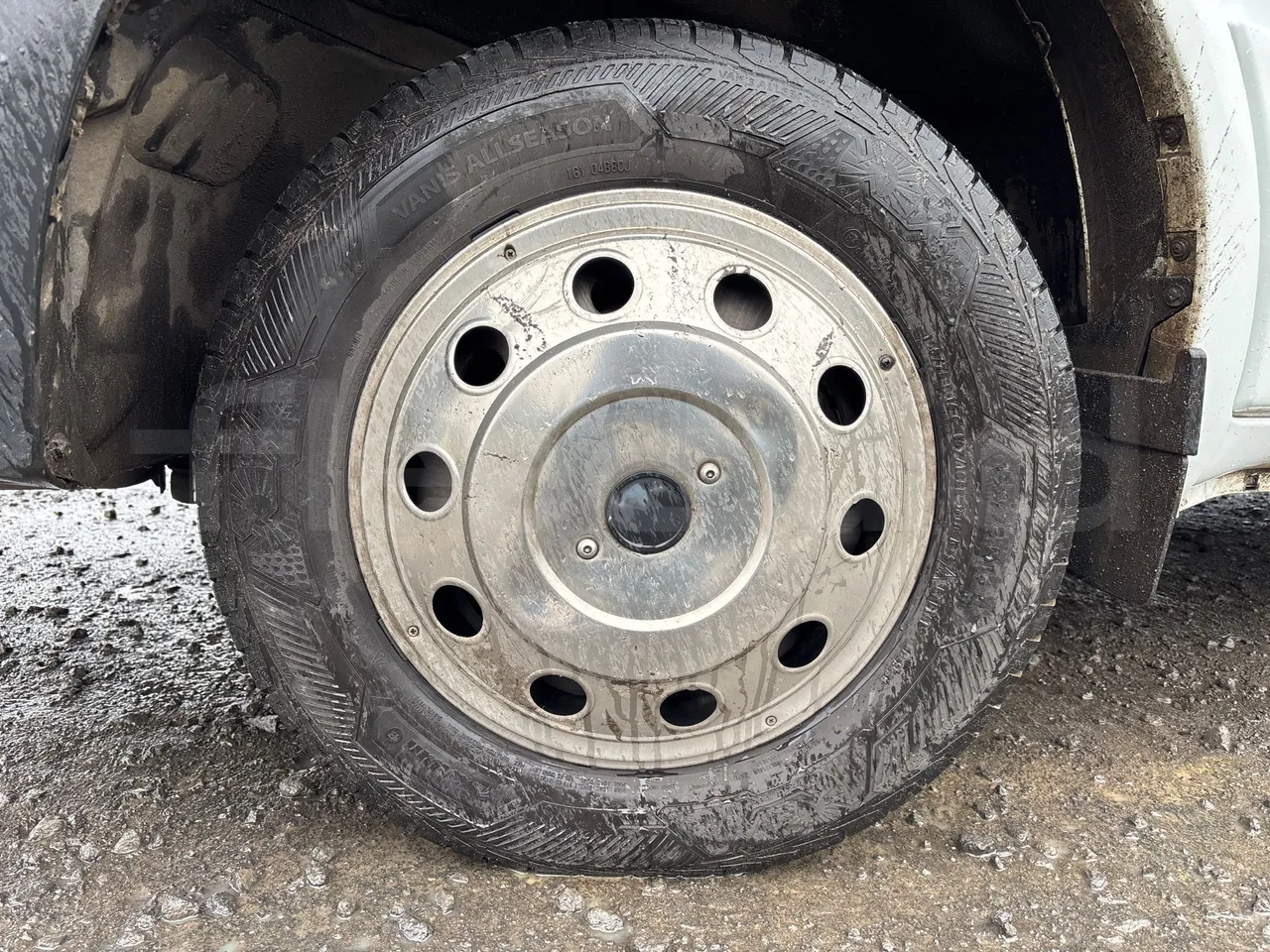 Iveco Daily A40C17 - Euro5 - 125kW - 6mt - front left tire measurements