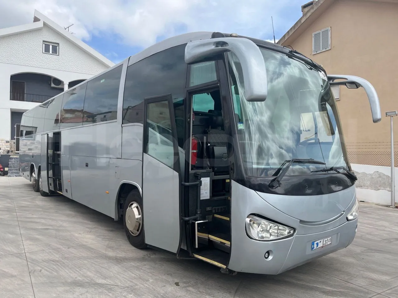 Irizar Scania Century K124EB - EUR3 - 309kW - 15m - 3/4 right front doors open