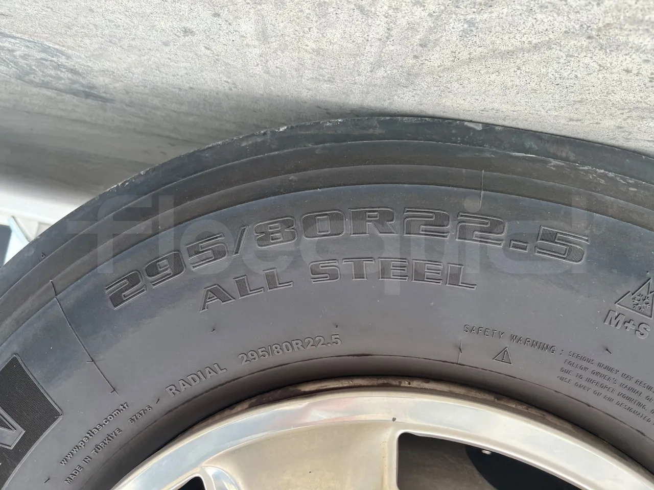 Irizar Scania Century K124EB - EUR3 - 309kW - 15m - rear left tire photo