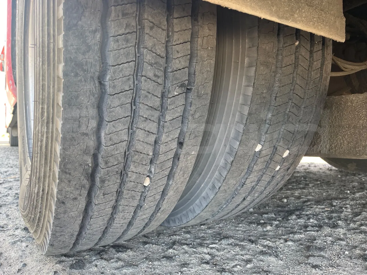 Irizar Scania K 420 EB 4x2 - Euro4 - 309kW - 12.920mt - tread condition second axle tires left