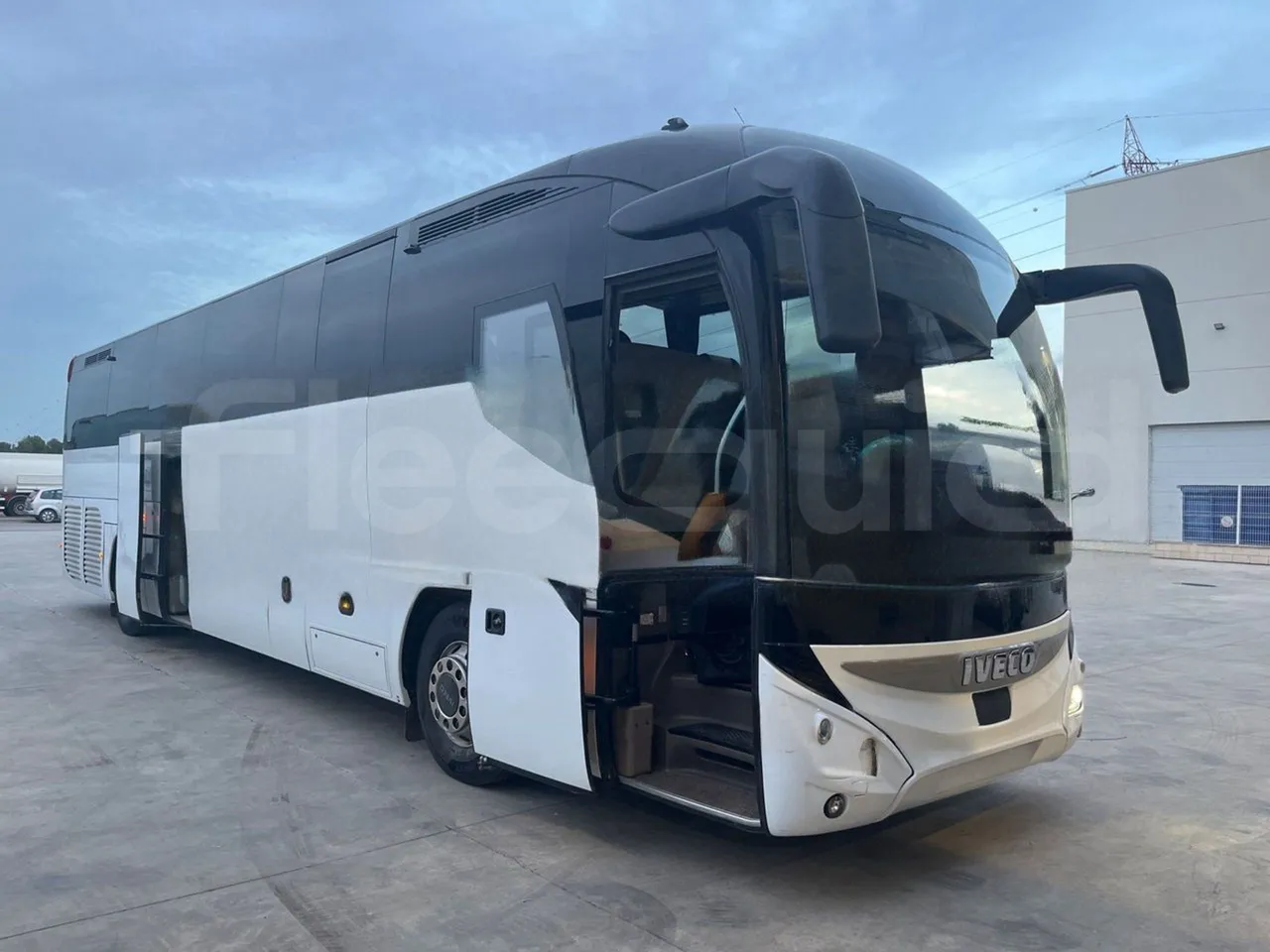Iveco Magelys SFR2XX - Euro6 - 12,83m - 294kw - 3/4 right front doors open