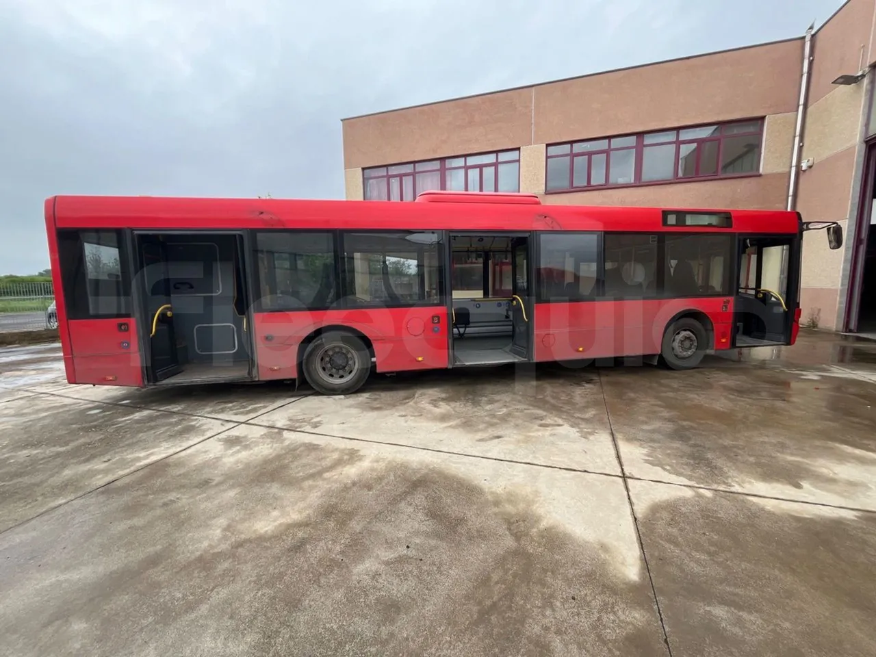 Solaris Urbino 12 - Euro6 - 240kW - 12mt - right side doors open