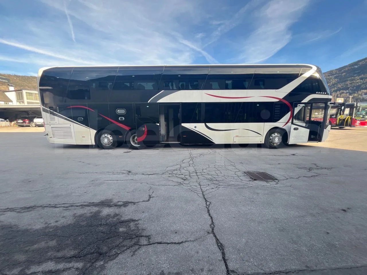 Neoplan Skyliner V6ACB - Euro 6 - 371 kW - 14.000 mt - 3/4 left rear side