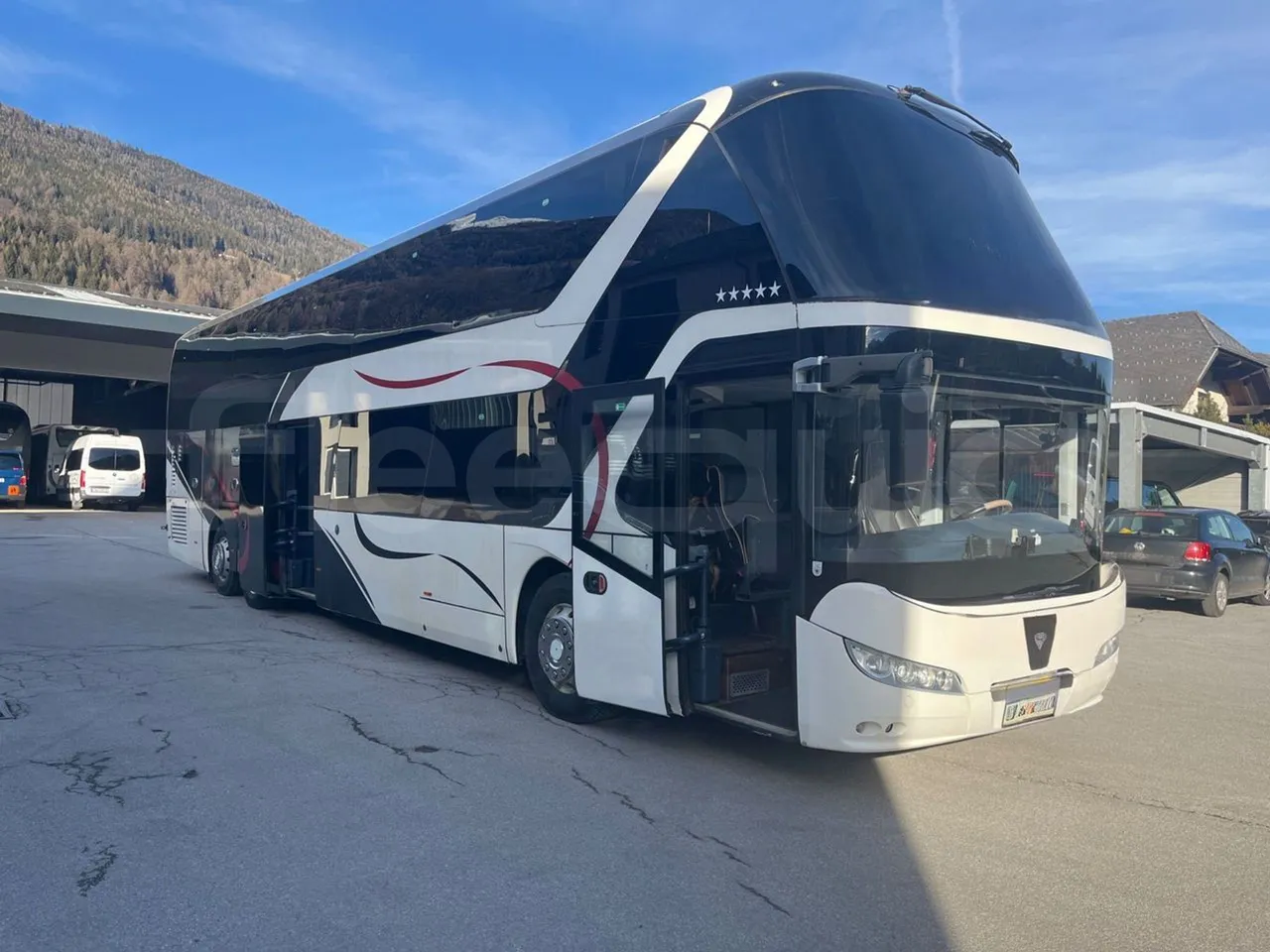 Neoplan Skyliner V6ACB - Euro 6 - 371 kW - 14.000 mt - 3/4 right rear doors closed