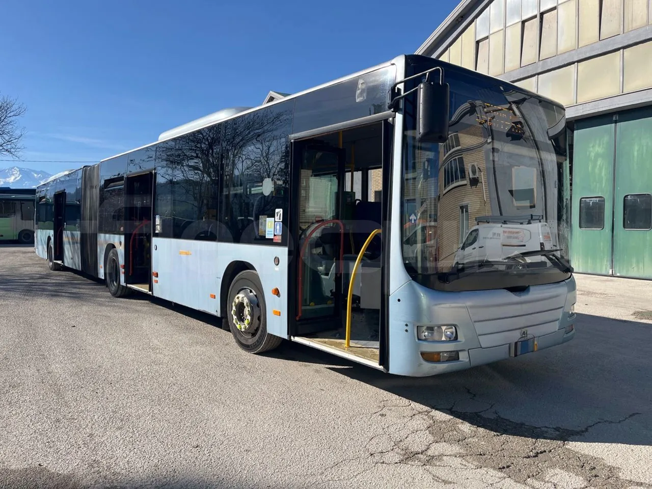 Man Lion's City A23 - Euro4 -257kW -18mt - 3/4 right front doors open