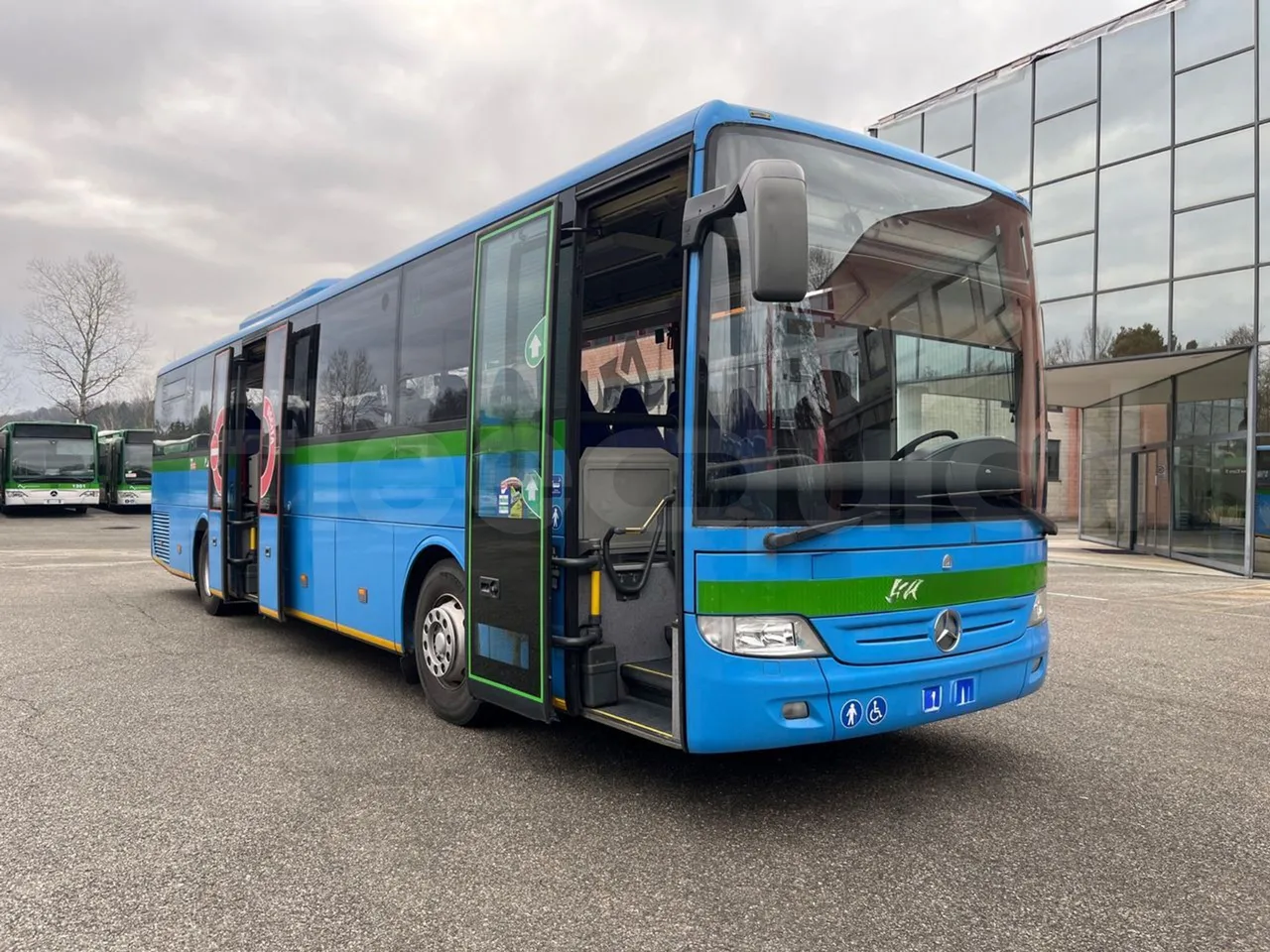 Mercedes-Benz Integro E5 4 - Euro5 - 220kW - 12.140mt - 3/4 right front doors open