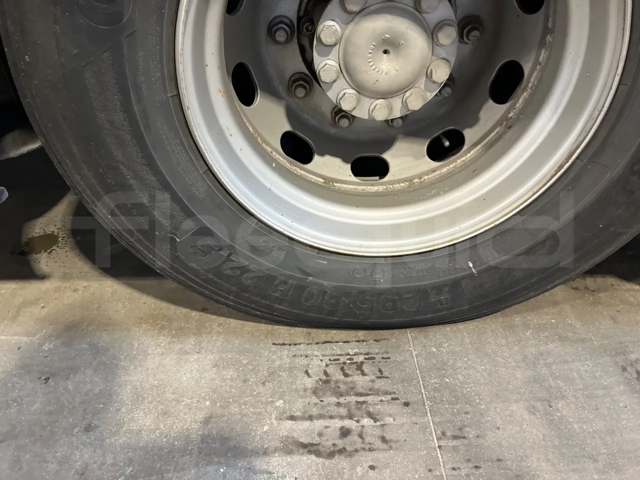 Mercedes-Benz Integro E5 4 - Euro5 - 220kW - 12.140mt - tread condition front tires right