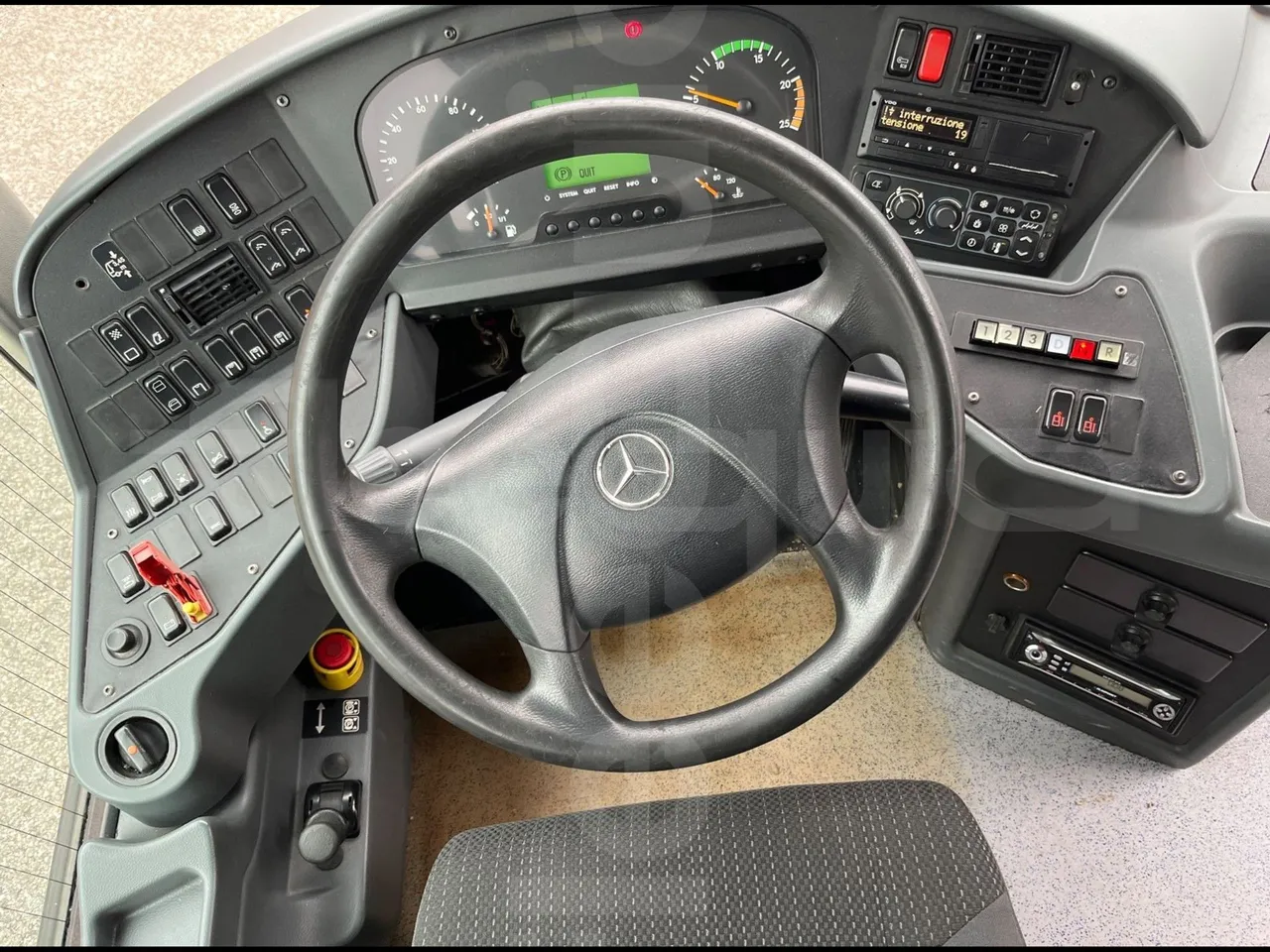 Mercedes-Benz Integro E5 4 - Euro5 - 220kW - 12.140mt - steering wheel photo