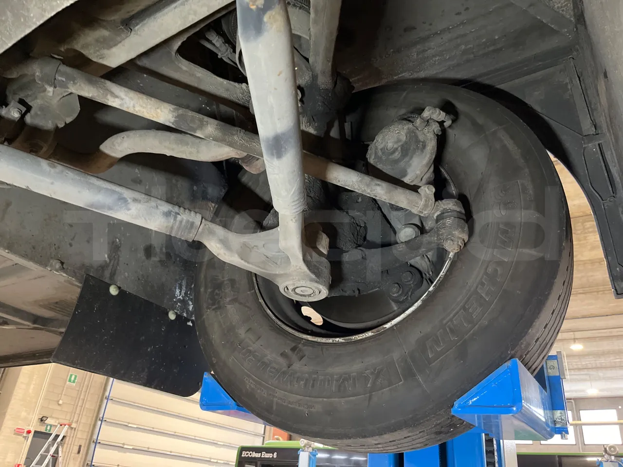 Mercedes-Benz Integro E5 4 - Euro5 - 220kW - 12.140mt - front axle left side