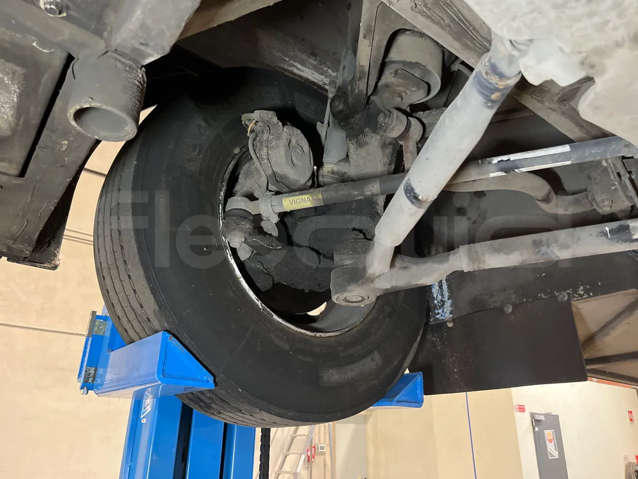 Mercedes-Benz Integro E5 4 - Euro5 - 220kW - 12.140mt - front axle right side