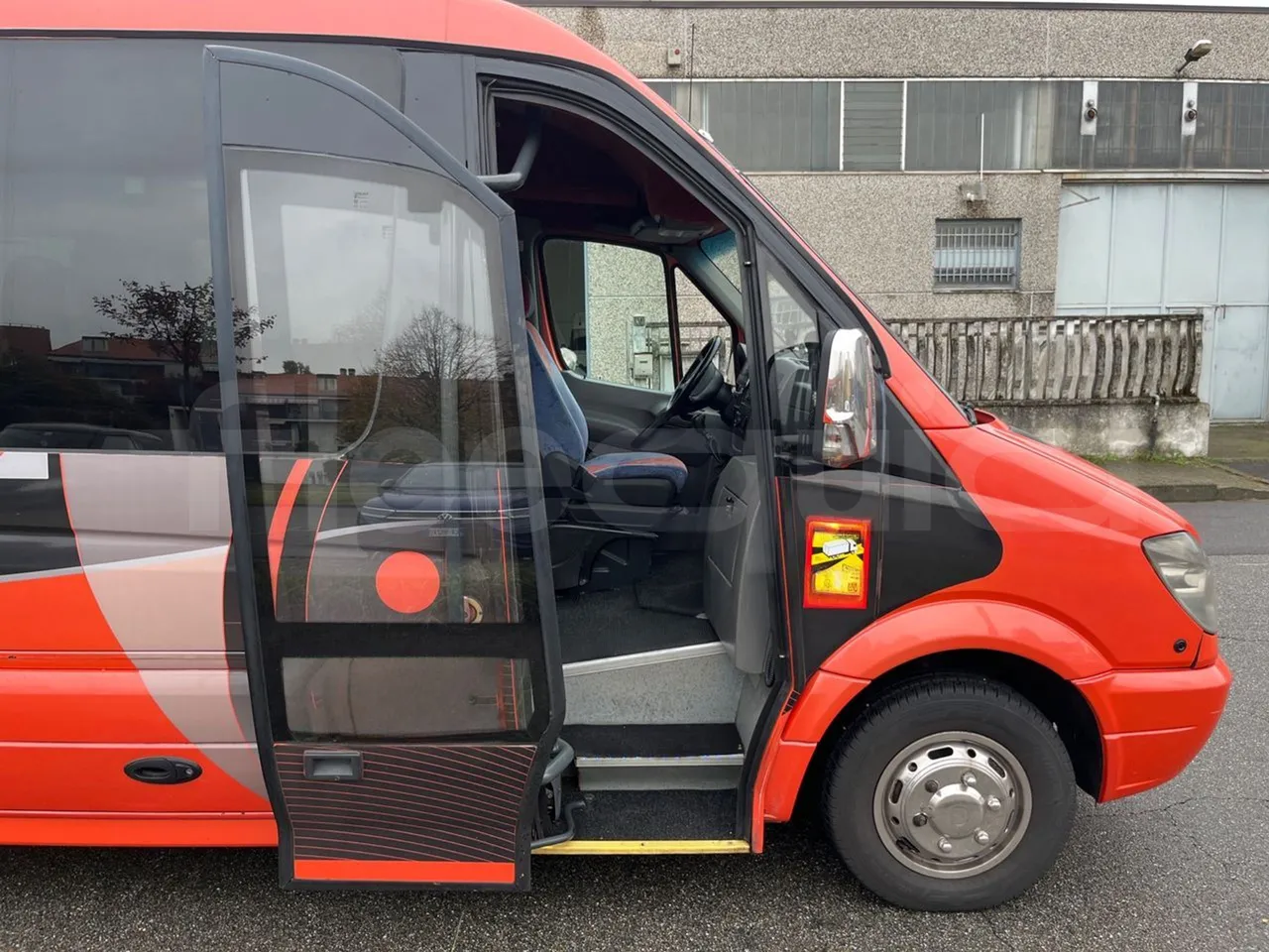 Mercedes-Benz Sprinter W 906 - front door 1 open