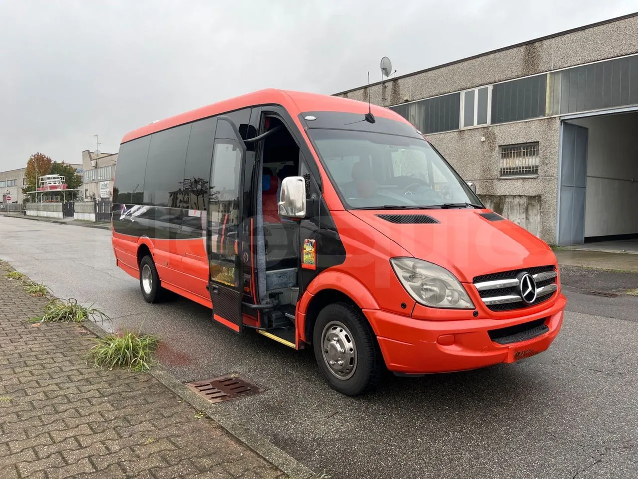Mercedes-Benz Sprinter W 906 - 3/4 right front doors open
