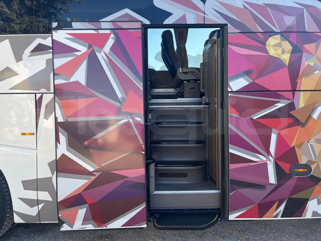 Iveco Magelys SFR310 - EUR5 - 331kW - 13.854m - front door 2 open