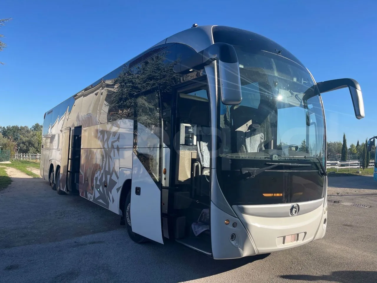 Iveco Magelys SFR310 - EUR5 - 331kW - 13.854m - 3/4 right front doors open