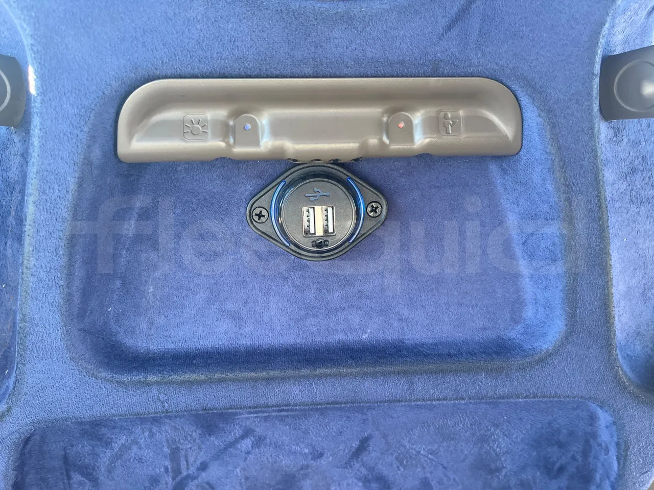 Iveco Magelys SFR310 - EUR5 - 331kW - 13.854m - usb charging detail