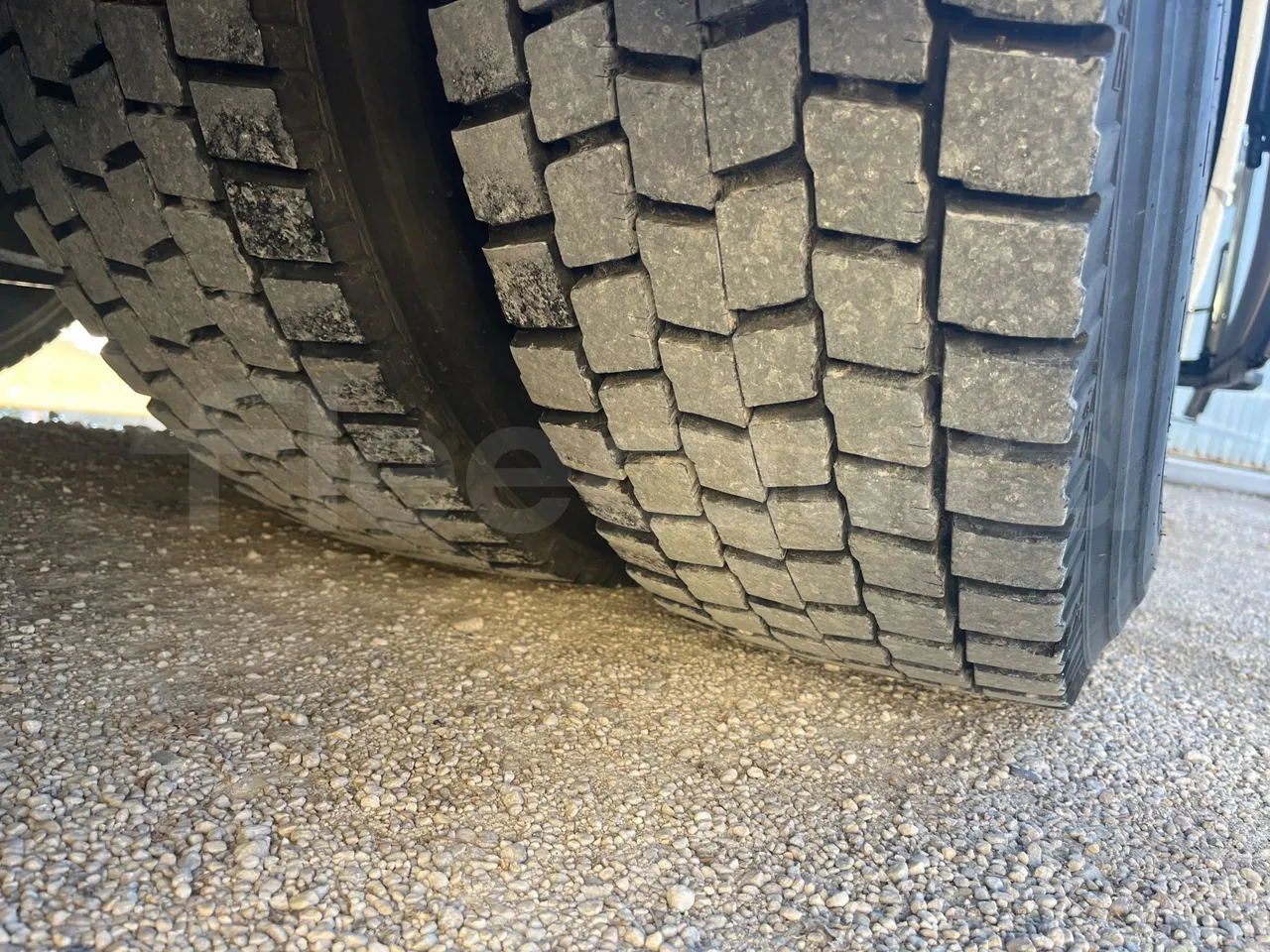 Iveco Magelys SFR310 - EUR5 - 331kW - 13.854m - tread condition front tires left