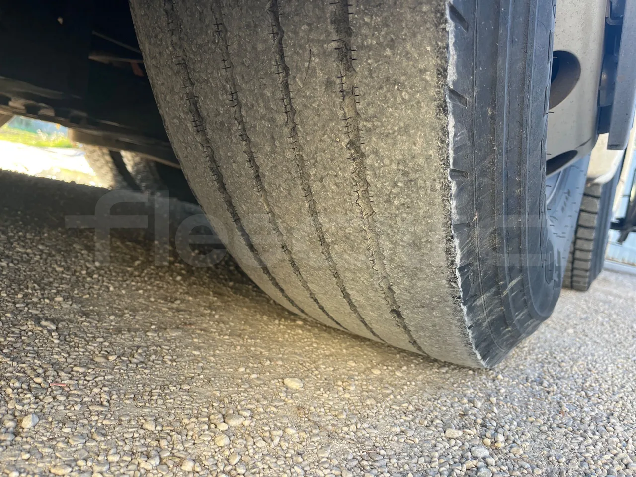 Iveco Magelys SFR310 - EUR5 - 331kW - 13.854m - tread condition second axle tires right