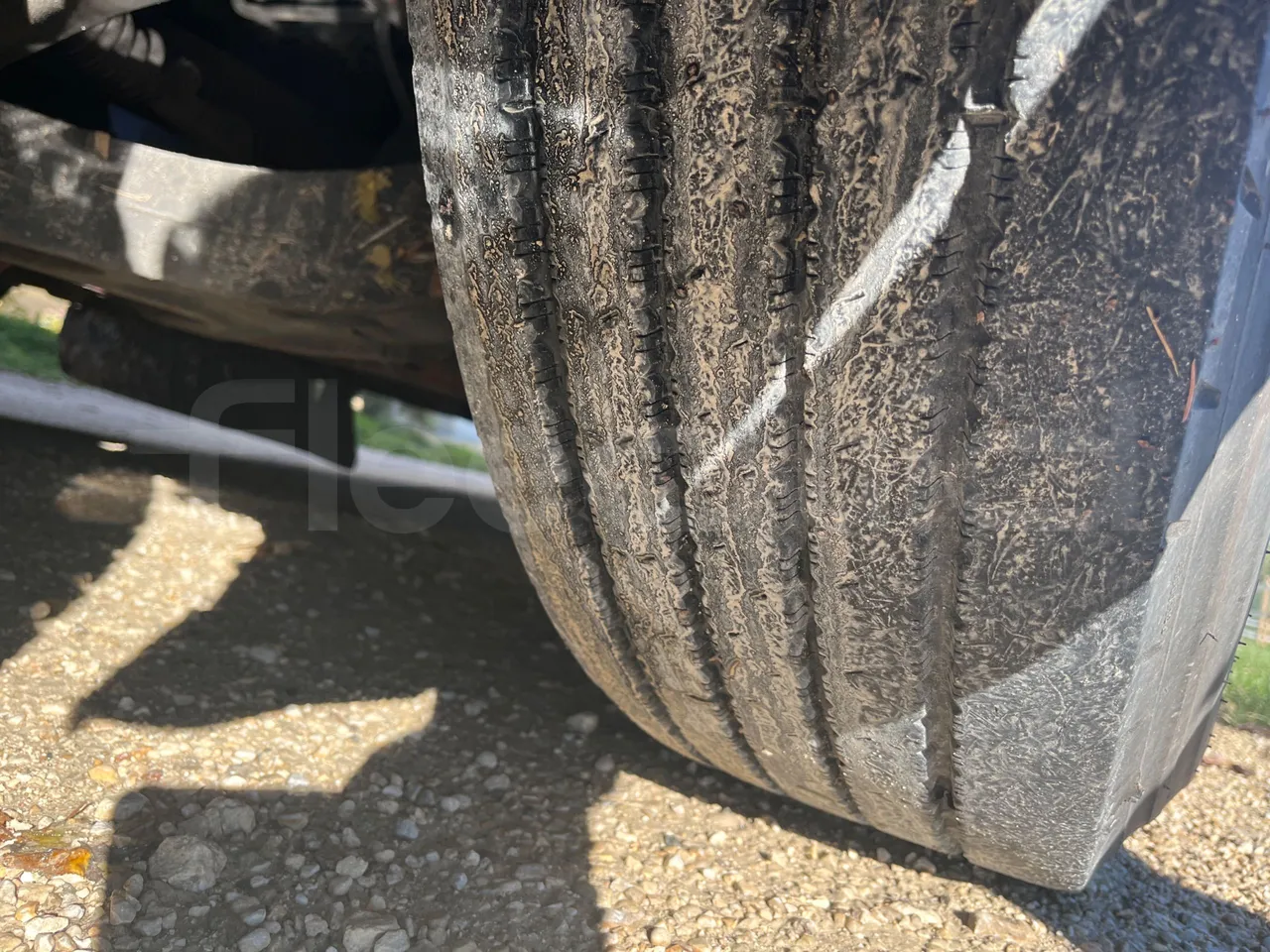 Iveco Magelys SFR310 - EUR5 - 331kW - 13.854m - tread condition third axle tires right