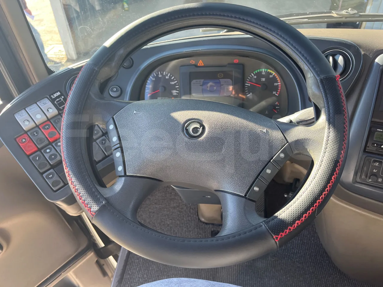 Iveco Magelys SFR310 - EUR5 - 331kW - 13.854m - steering wheel photo