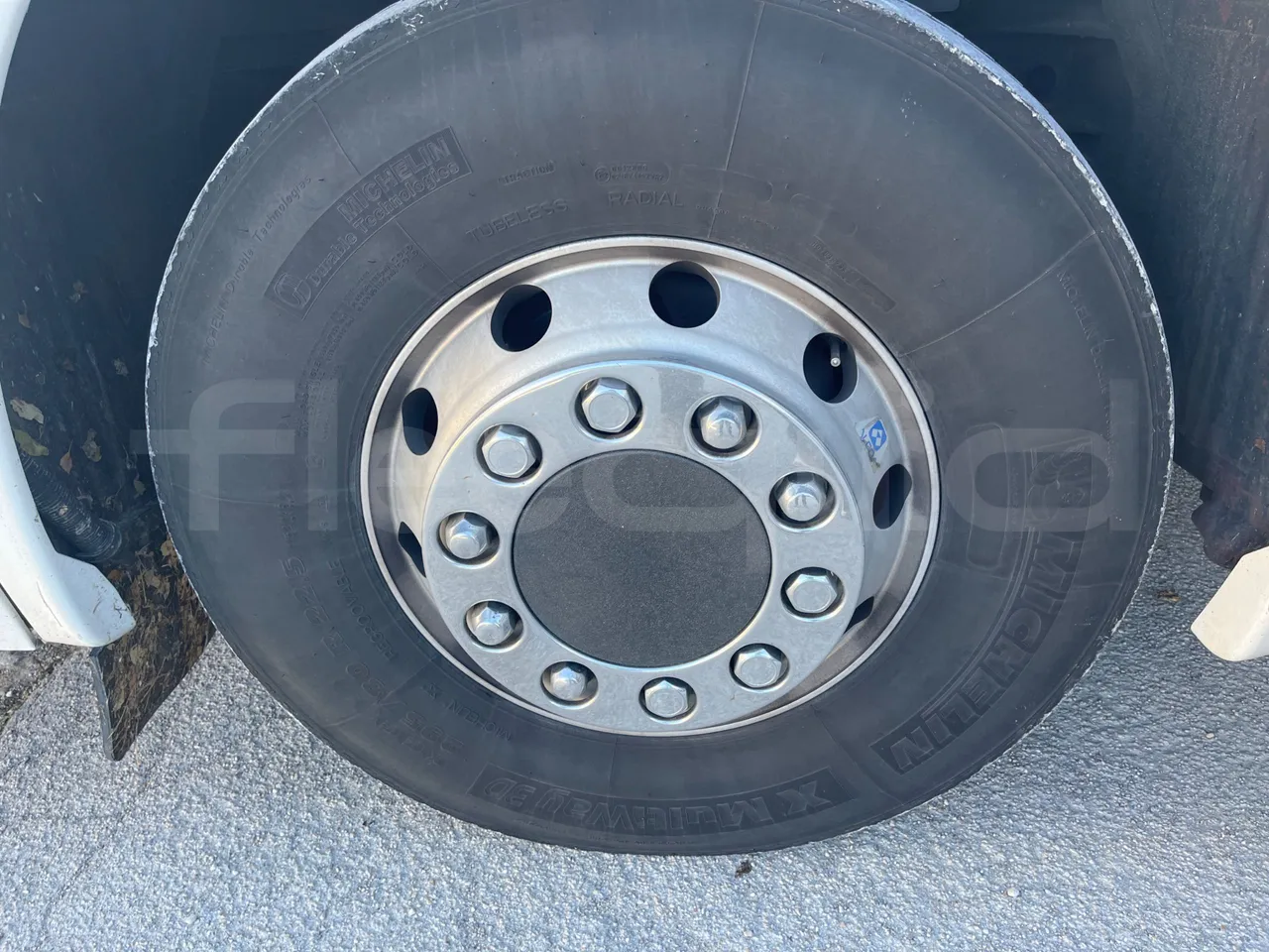 Iveco Magelys SFR310 - EUR5 - 331kW - 13.854m - front left tire measurements