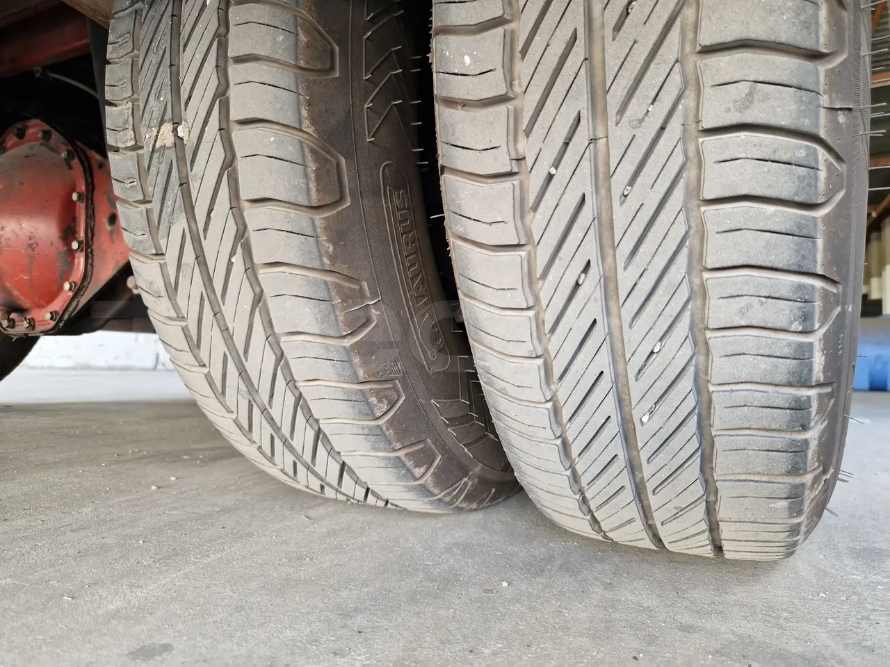Iveco 65C15/70 JB - tread condition front tires left