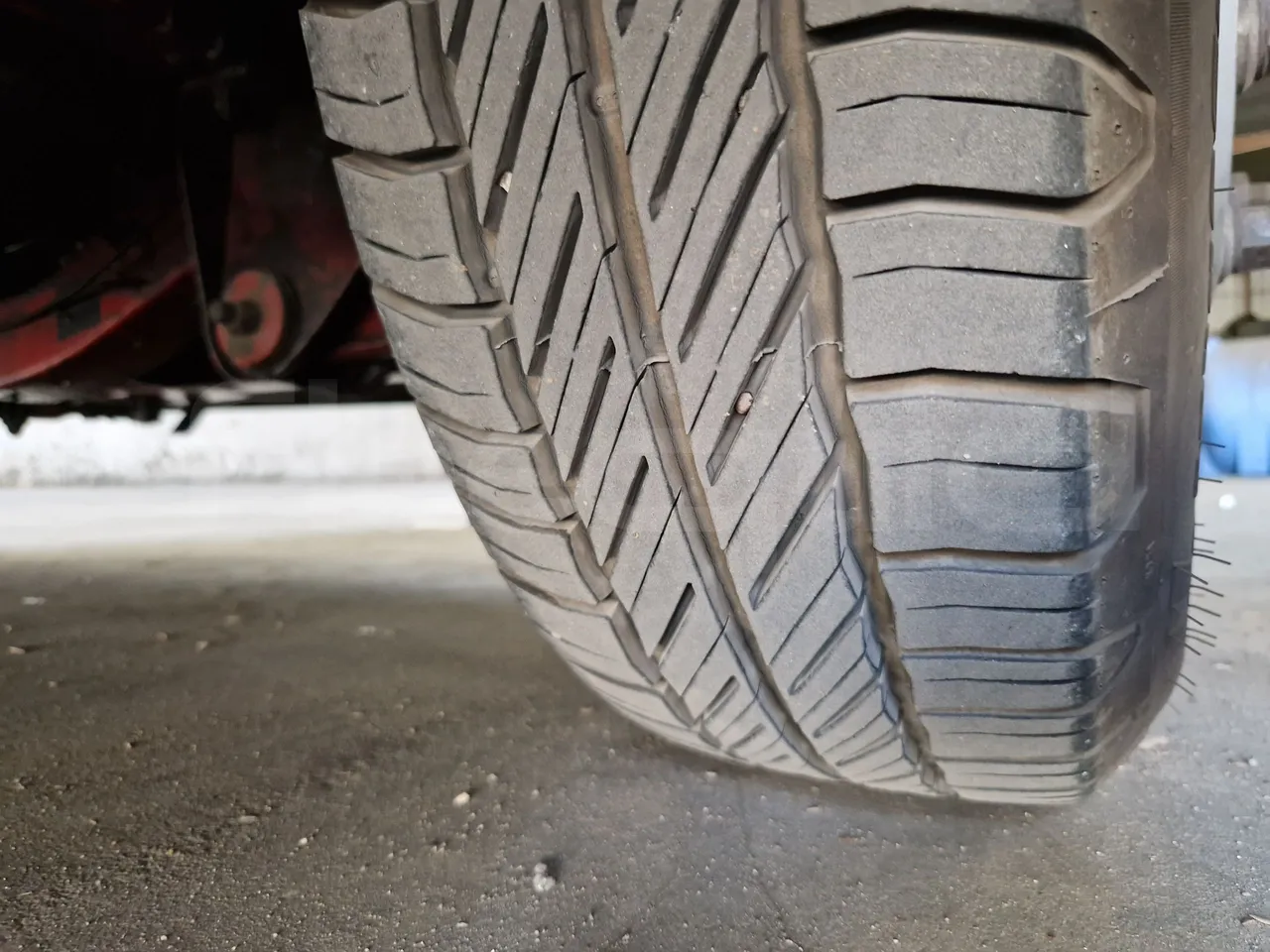 Iveco 65C15/70 JB - tread condition front tires right
