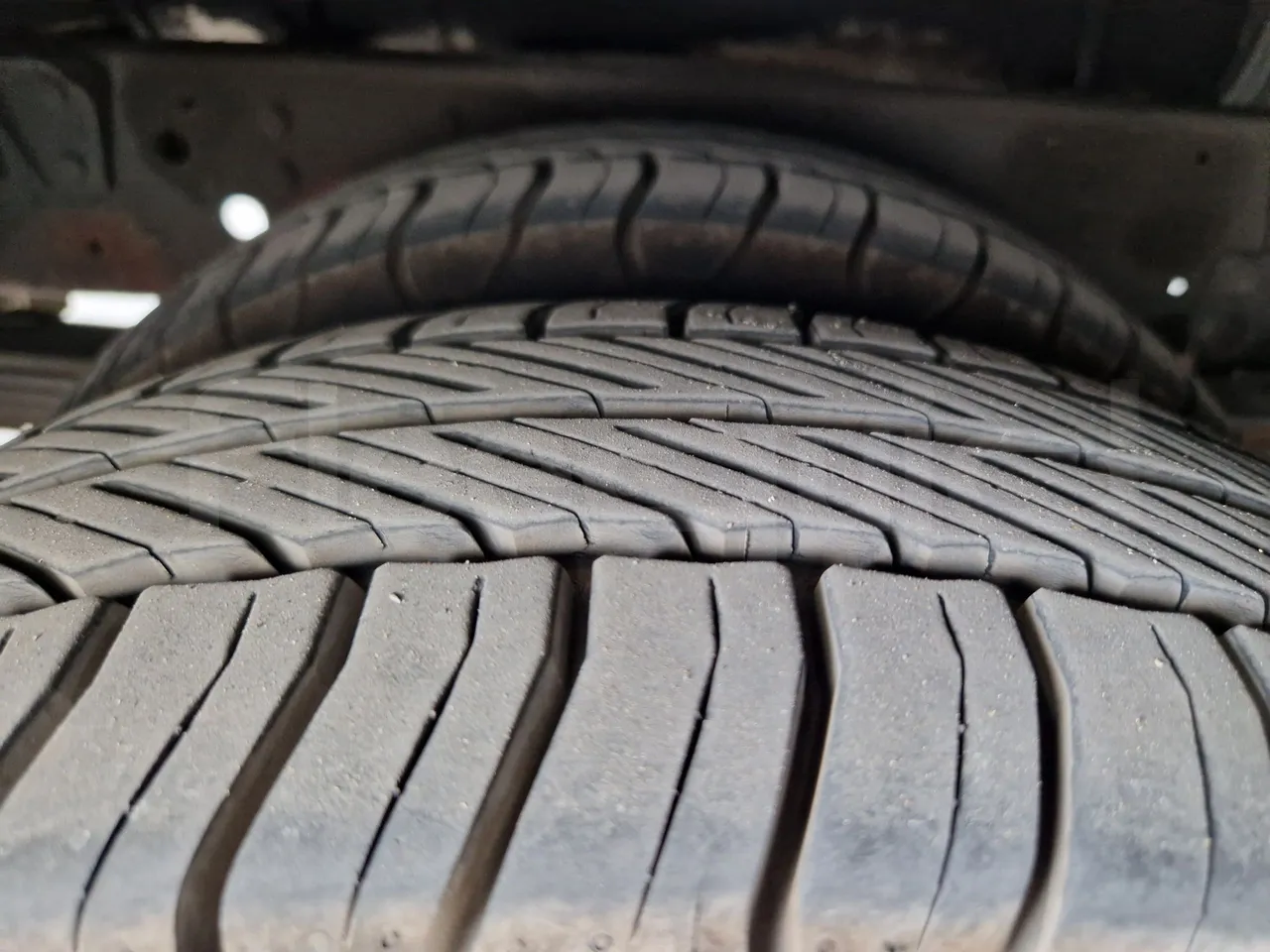 Iveco 65C15/70 JB - tread condition second axle tires left