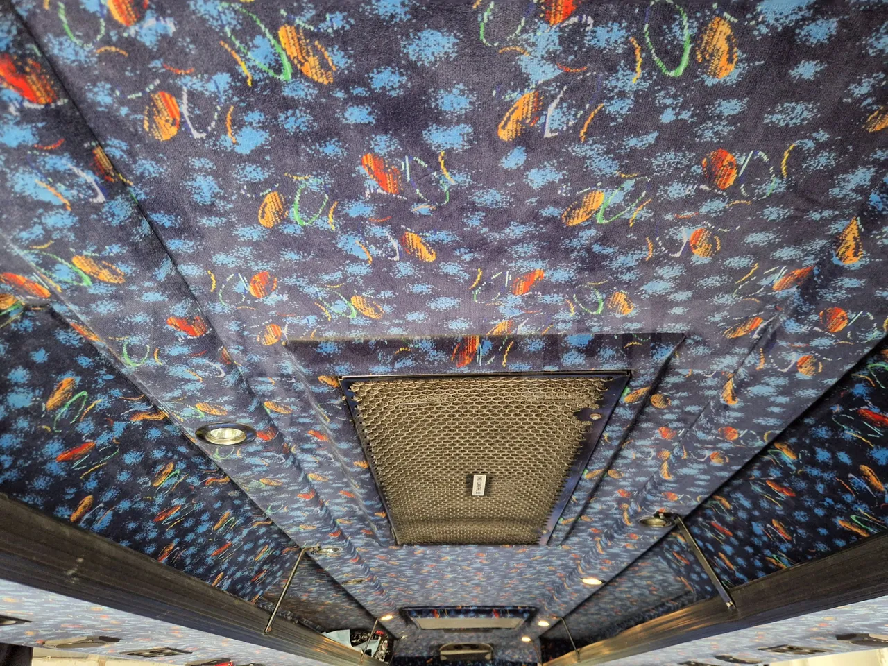 Iveco 65C15/70 JB - overhead compartments photo