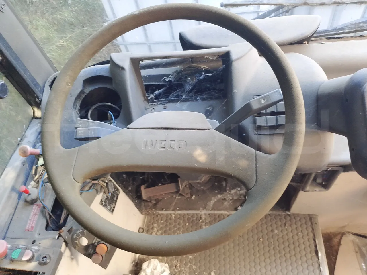 Iveco 491/3P 491-3P/ Euro 3 - 213 Kw - 11,995Mt - steering wheel photo