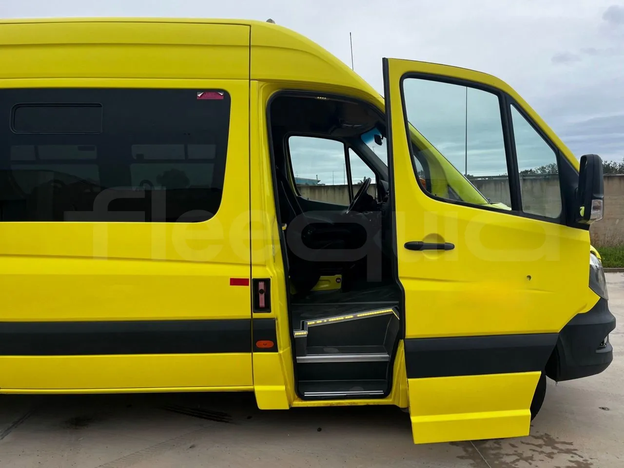 Mercedes-Benz Sprinter  906BB50-2 BUZOLA - Euro6 - 120kW - 7.361mt - right side doors open