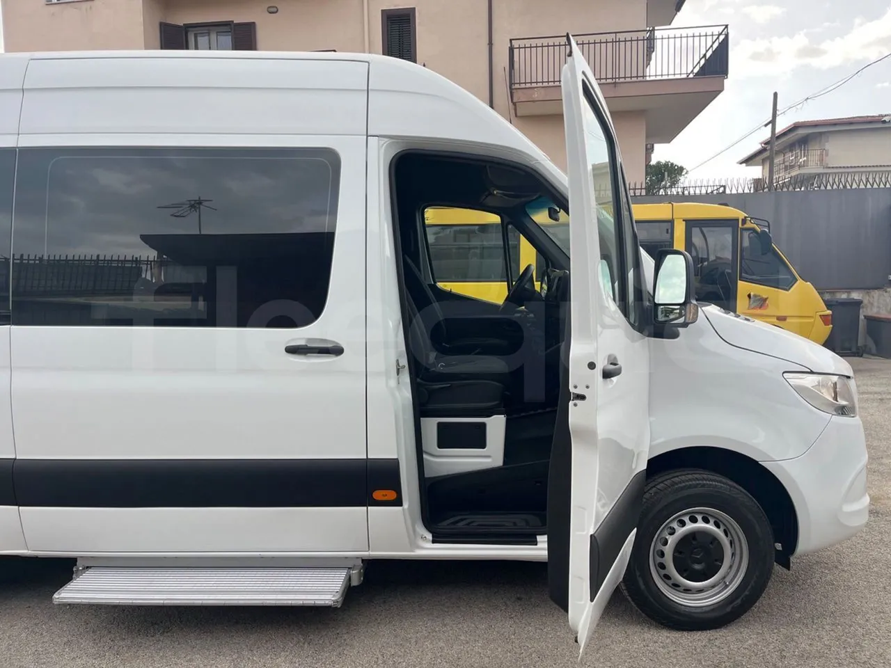 Mercedes-Benz Sprinter 906AC35 - EUR6 - 105kW - 5.932m - front door 1 open