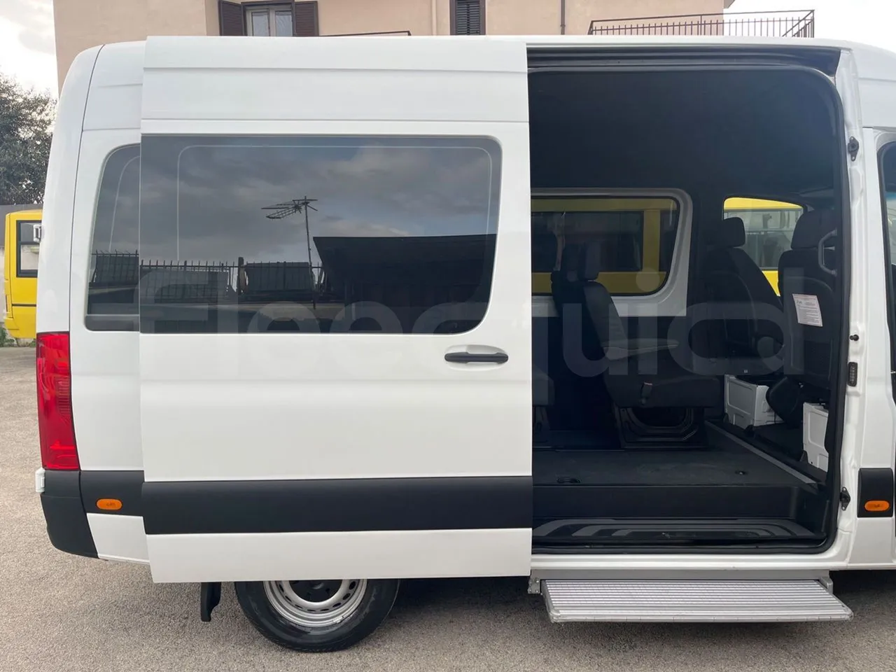 Mercedes-Benz Sprinter 906AC35 - EUR6 - 105kW - 5.932m - front door 3 open