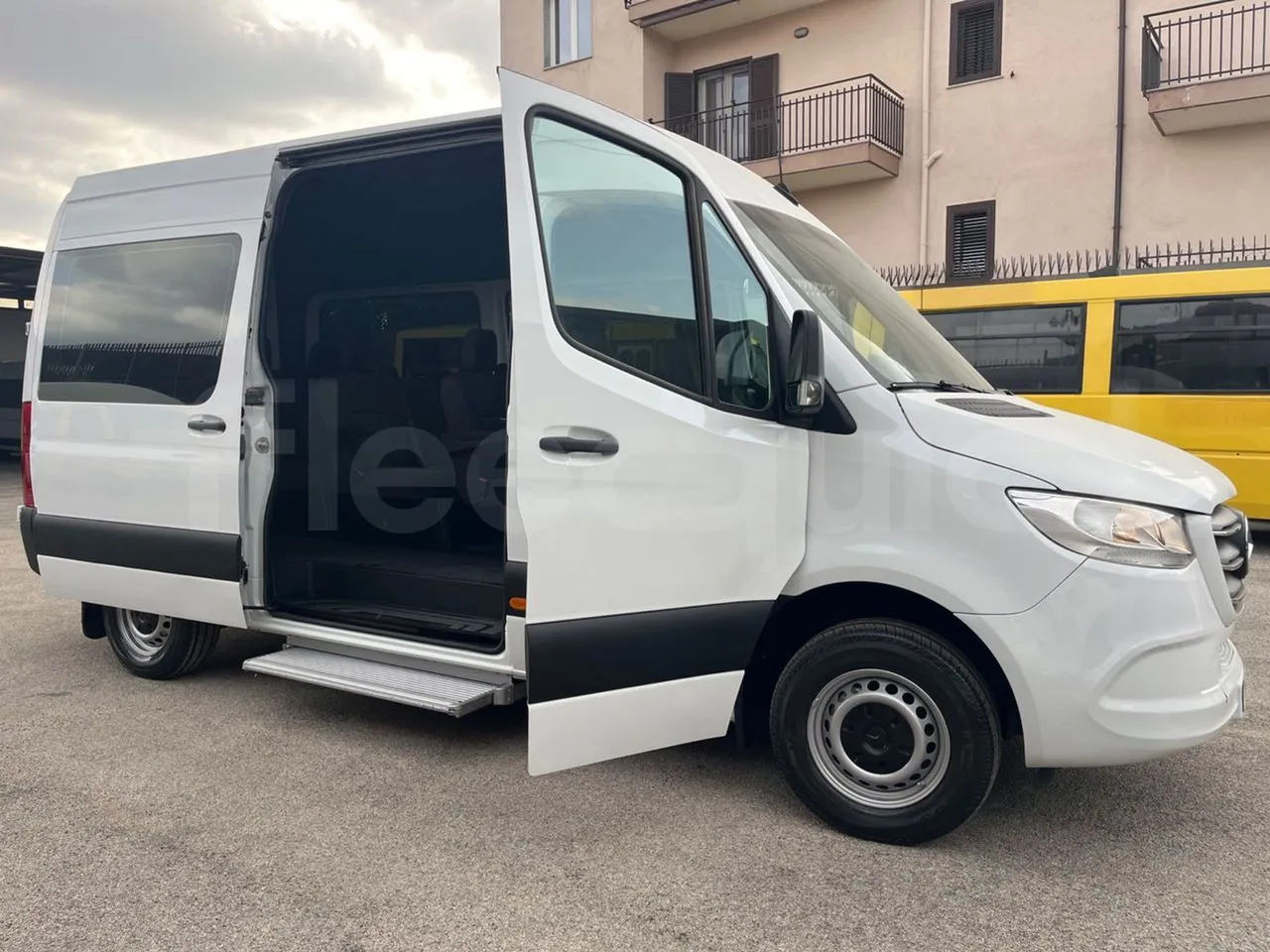 Mercedes-Benz Sprinter 906AC35 - EUR6 - 105kW - 5.932m - 3/4 right front doors open