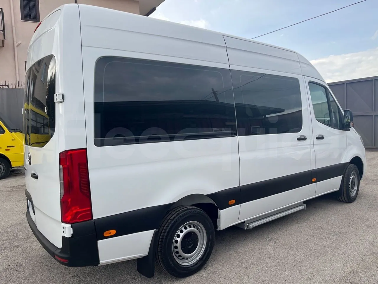 Mercedes-Benz Sprinter 906AC35 - EUR6 - 105kW - 5.932m - 3/4 right rear doors closed