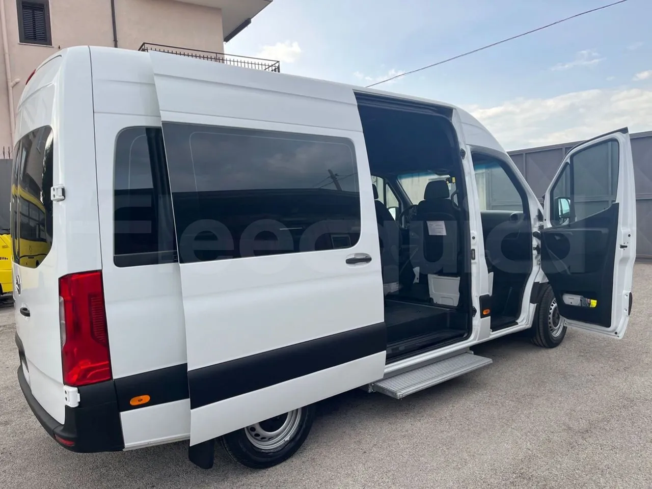 Mercedes-Benz Sprinter 906AC35 - EUR6 - 105kW - 5.932m - 3/4 right rear doors open