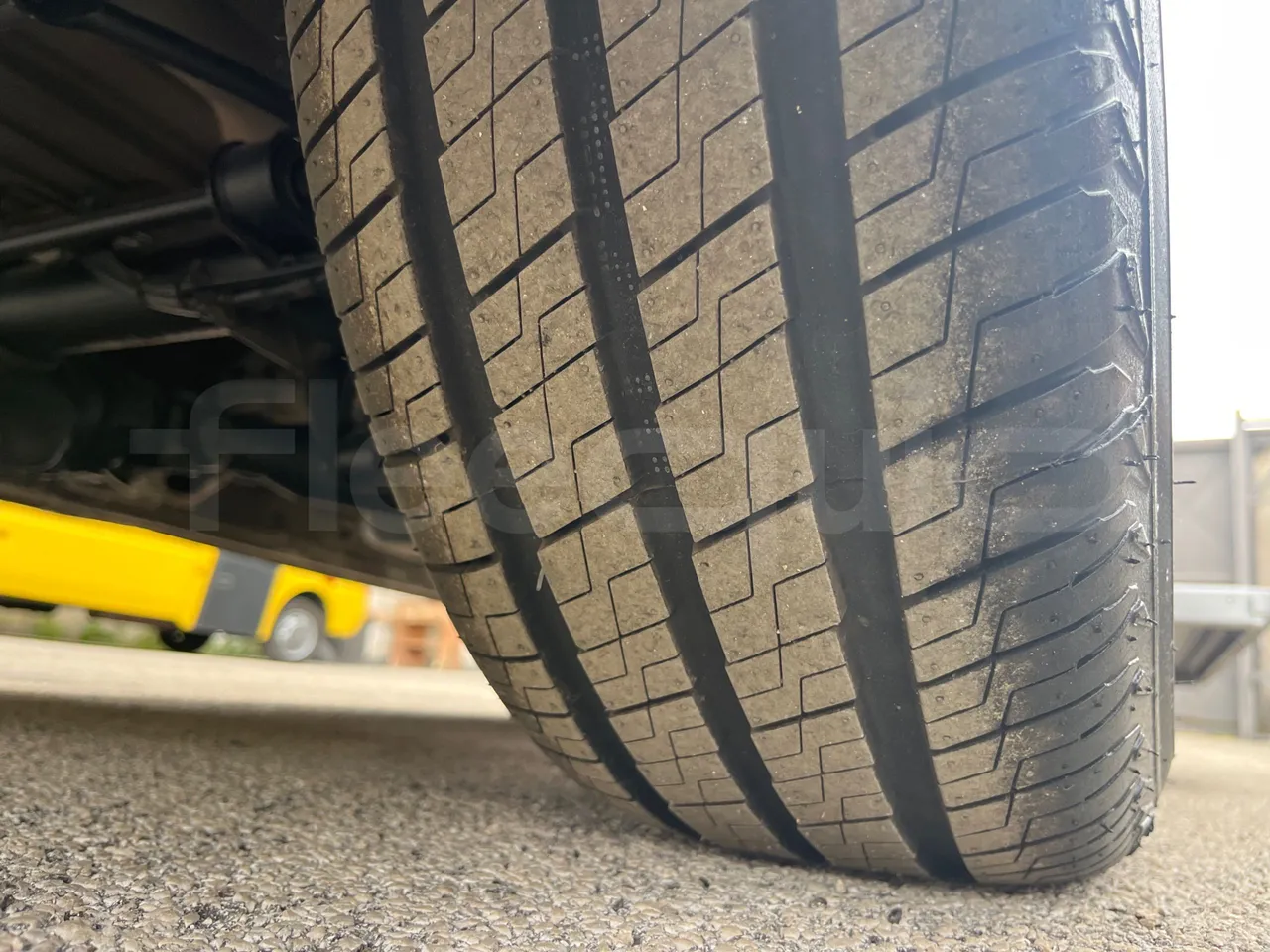 Mercedes-Benz Sprinter 906AC35 - EUR6 - 105kW - 5.932m - tread condition front tires left