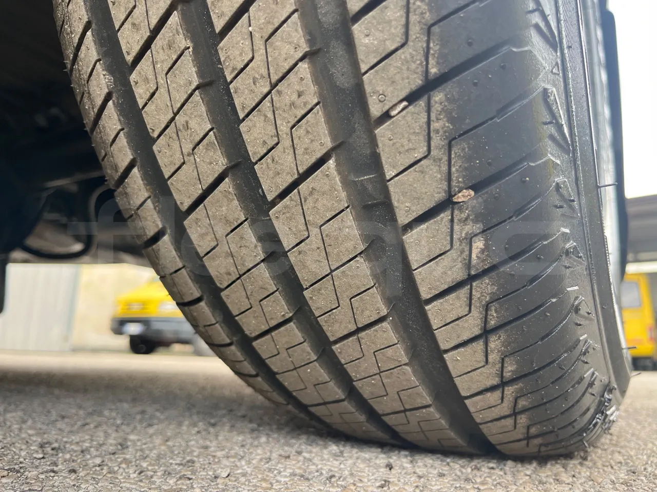 Mercedes-Benz Sprinter 906AC35 - EUR6 - 105kW - 5.932m - tread condition front tires right