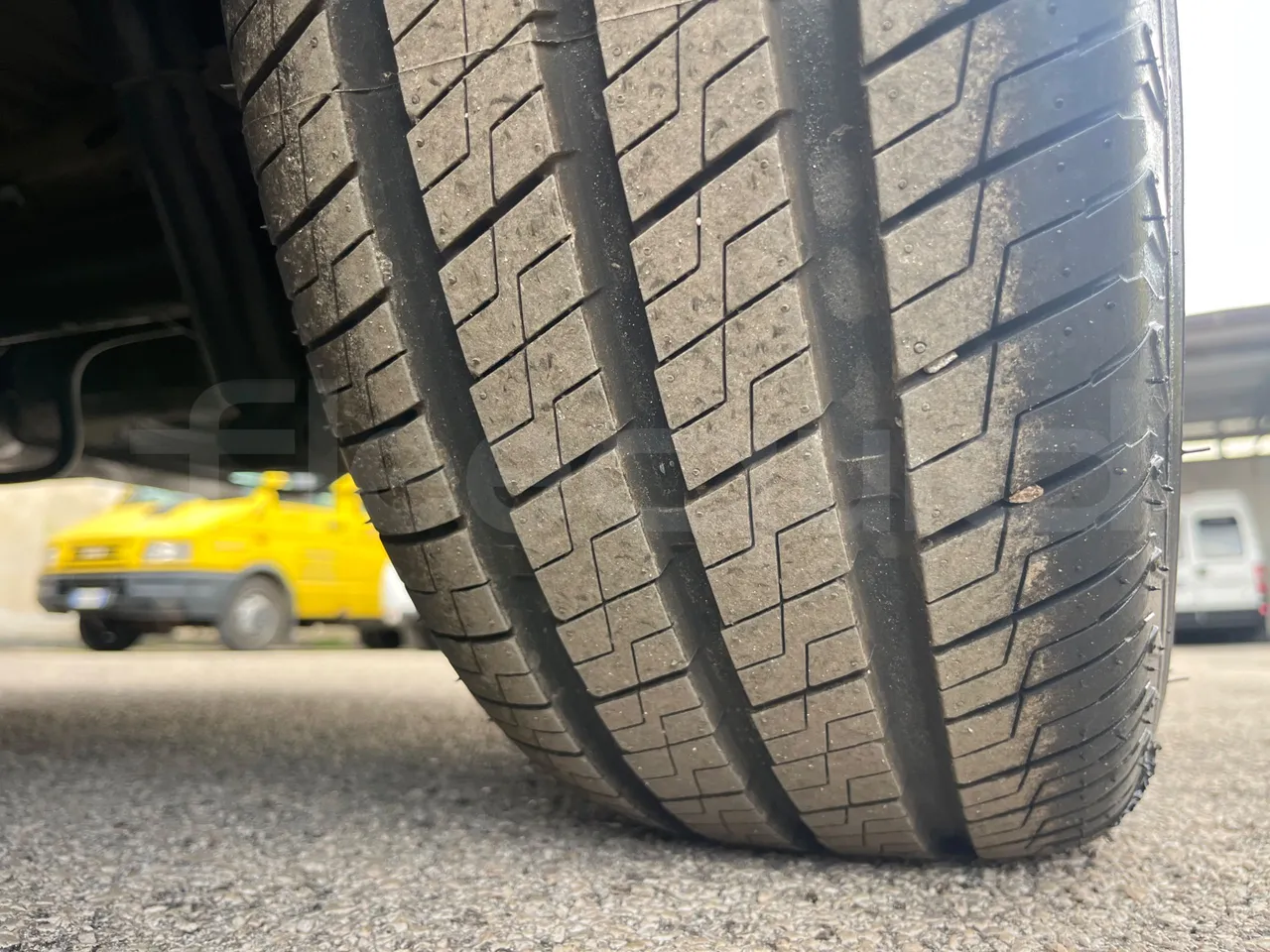 Mercedes-Benz Sprinter 906AC35 - EUR6 - 105kW - 5.932m - tread condition third axle tires right