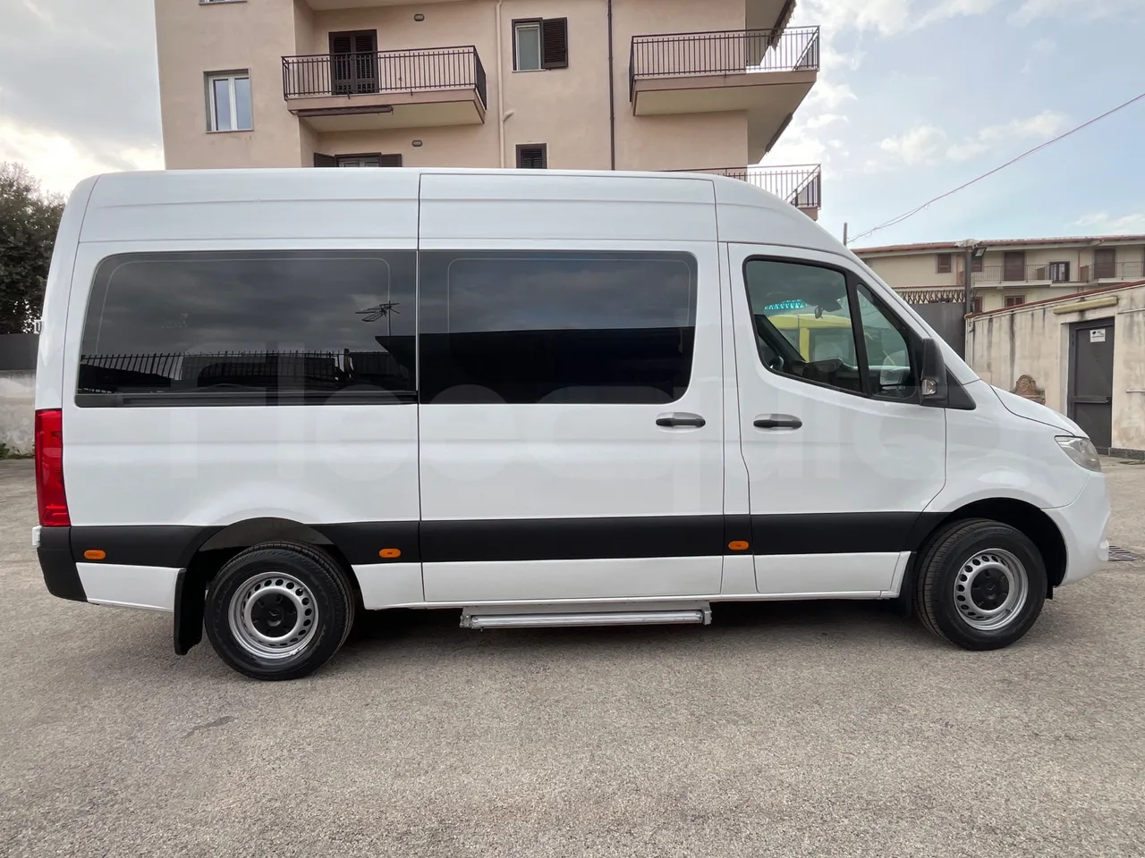 Mercedes-Benz Sprinter 906AC35 - EUR6 - 105kW - 5.932m - right side doors closed