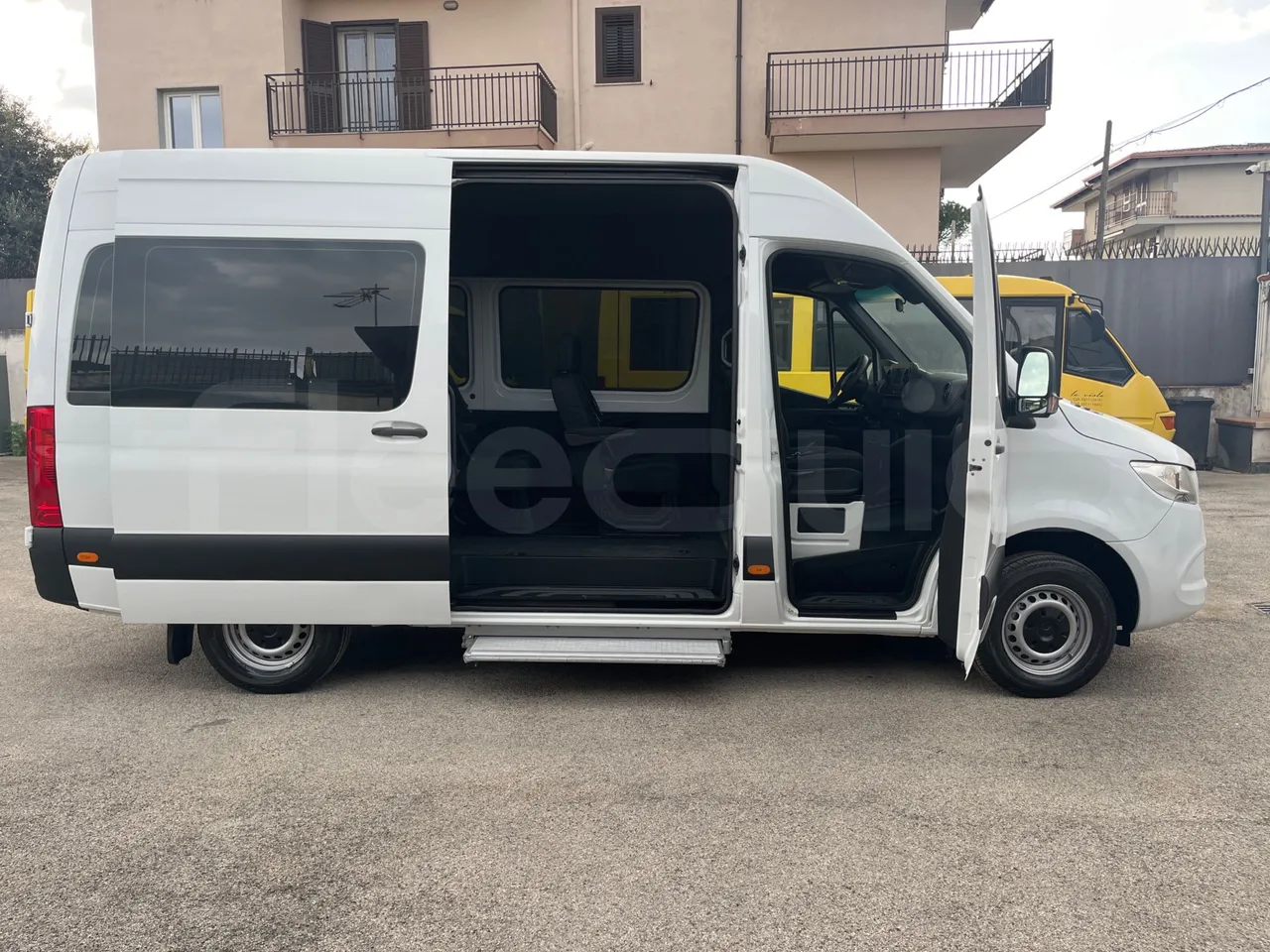 Mercedes-Benz Sprinter 906AC35 - EUR6 - 105kW - 5.932m - right side doors open