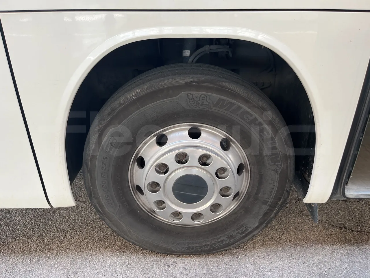 Setra S415 - First Axle Left Side: Complete Tyre